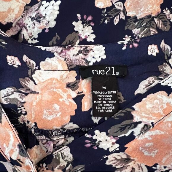 Rue21 Top Navy & Peach Floral size medium - Picture 6 of 7